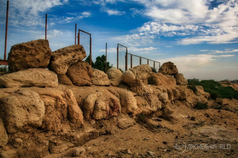 Il Muro del Corvo vcino al suo punto di scomparsa sotto il cimitero islamico