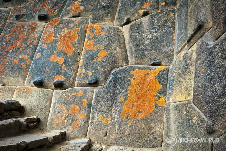 La sorprendente perfezione degli incastri di una struttura a Ollantaytambo