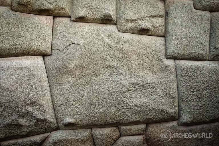 La spettacolare pietra a 12 angoli a Cuzco