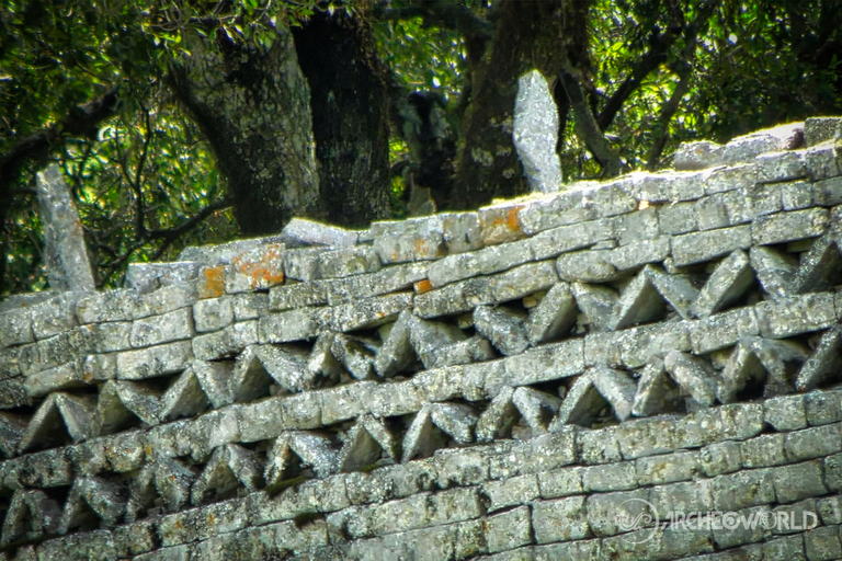 Pietre indicatori sul muro perimetrale.
